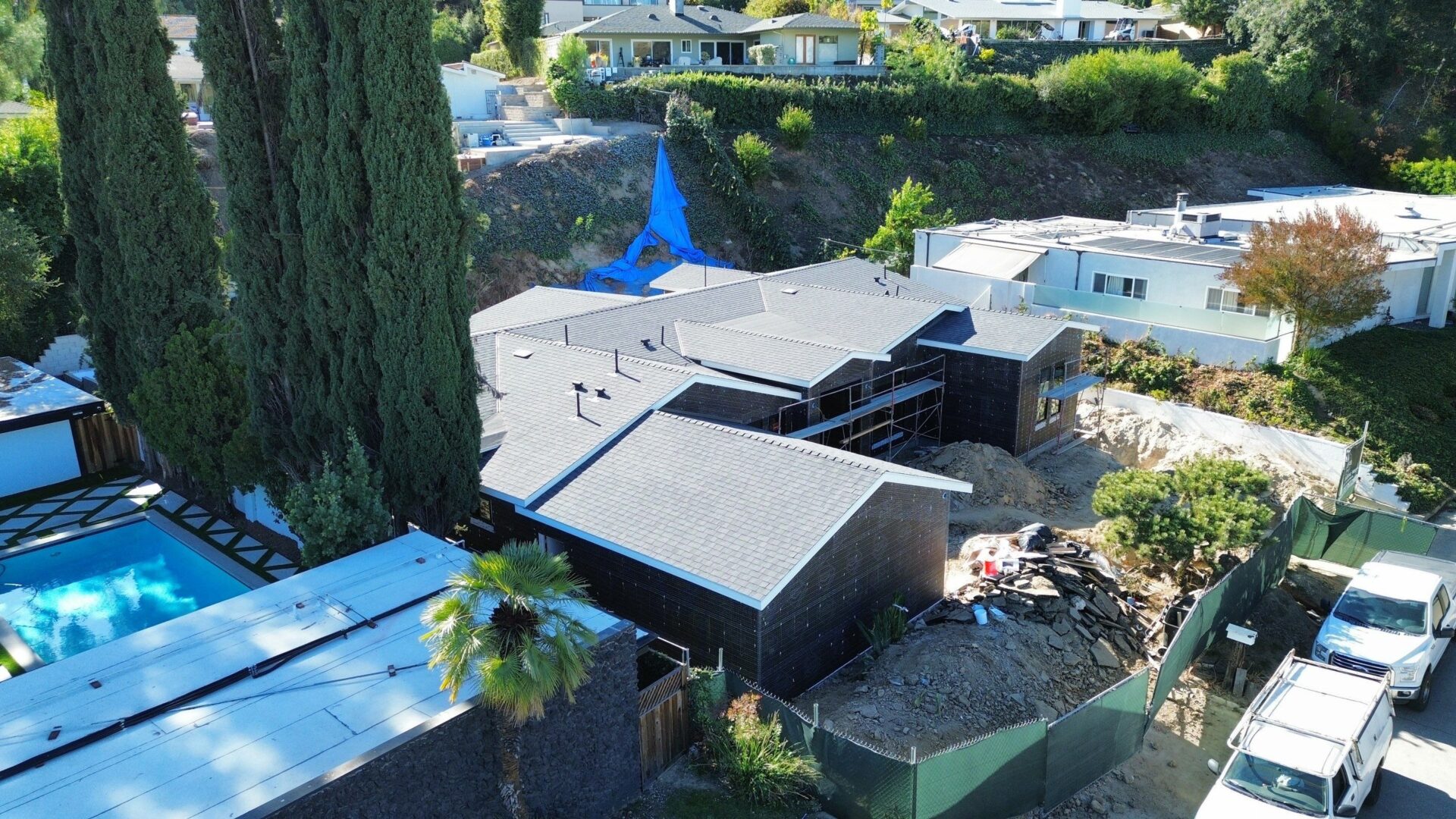 Modern house with a flat roof surrounded by greenery.